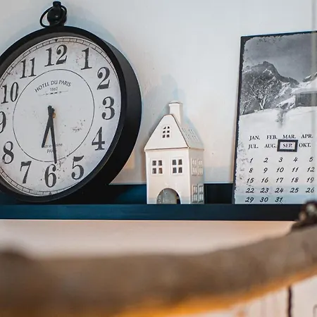 Dachwohnung Mit Ofen Und Freisitz 아파트